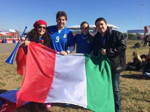 Italianos na Fan Fest (Foto: Rafaella Fraga/G1)