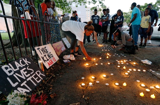 Grupo protesta contra morte de menino de 13 anos em Columbus (Foto: Jay LaPrete/AP)