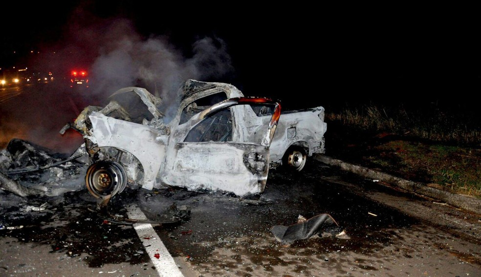 Passageiro, de 66 anos, não conseguiu deixar o carro e morreu no local (Foto: Cristiano Nascimento/Cedida)