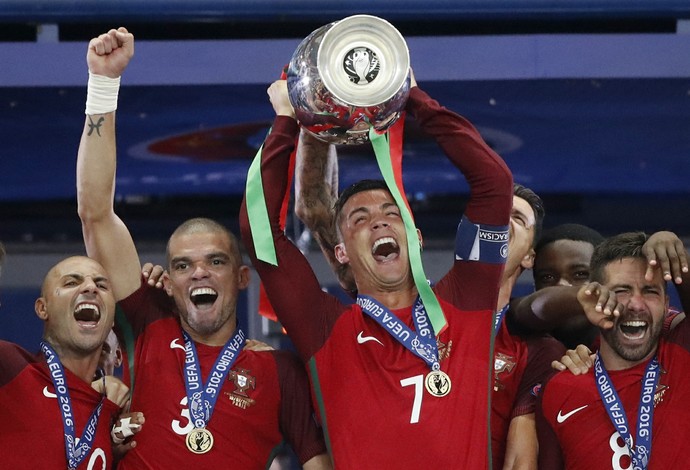 Pepe Cristiano Ronaldo Portugal campeão eurocopa (Foto: Reuters)