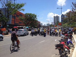 Protesto de condutores de cinquentinhas em frente ao Detran, em Salvador (Foto: Juliana Almirante/G1)