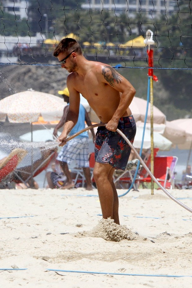 Rodrigo Hilbert na praia (Foto: Gil Rodrigues/Fotorio News)