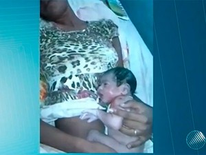 Pai faz parto da filha em casa na cidade de Feira de Santana (Foto: Reprodução/TV Subaé)