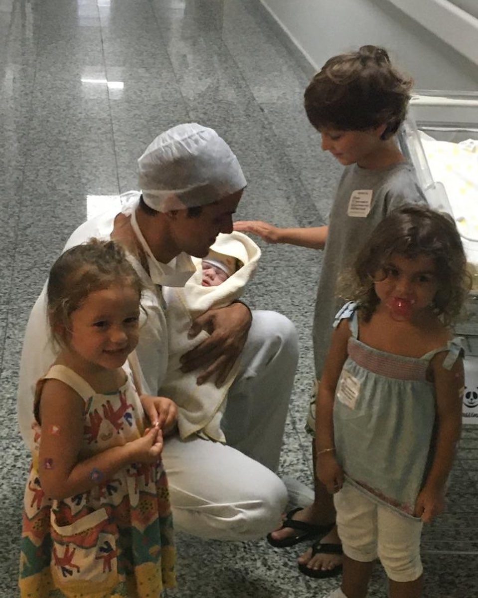 Felipe Simas rodeado dos filhos e sobrinho (Foto: Reprodução/Instagram) Felipe Simas rodeado dos filhos e sobrinho (Foto: Reprodução/Instagram)