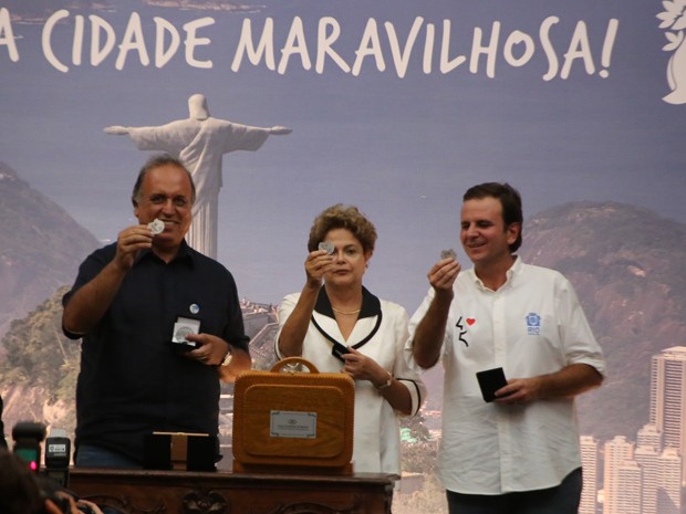 Pezão, Dilma e Paes mostram a medalha comemorativa dos 450 anos do Rio (Foto: Rodrigo Gorosito/G1) Pezão, Dilma e Paes mostram a medalha comemorativa dos 450 anos do Rio (Foto: Rodrigo Gorosito/G1)