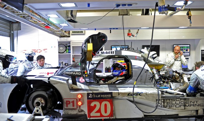 Mark Webber de Porsche nas 24 Horas de Le Mans (Foto: AFP)