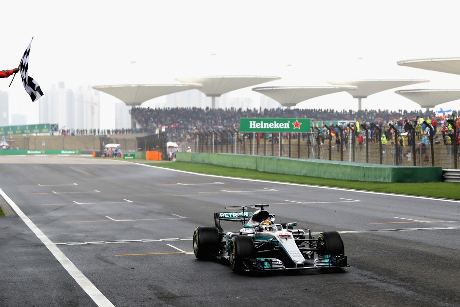 De ponta a ponta, Hamilton vence na China e lidera o campeonato ao lado de Vettel