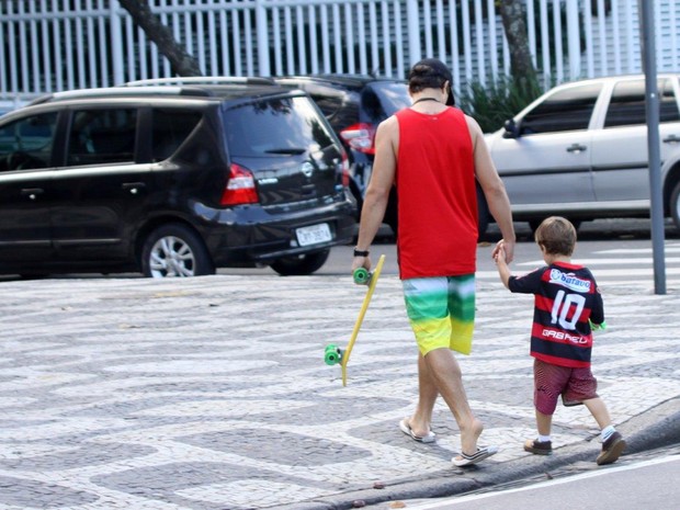 Thiago Rodrigues e o filho no Rio (Foto: J.Humberto/AgNews)