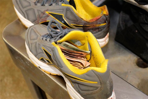 Segundo o Itep, criminoso tinha R$ 1.790 escondidos dentro do tênis (Foto: Divugação/PF)