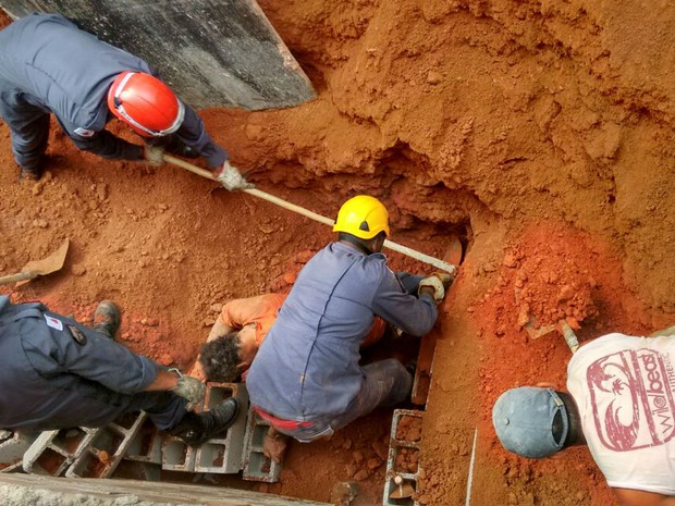Operario parcialmente soterrado em Juiz de Fora (Foto: Bombeiros Juiz de Fora/Divulgação)
