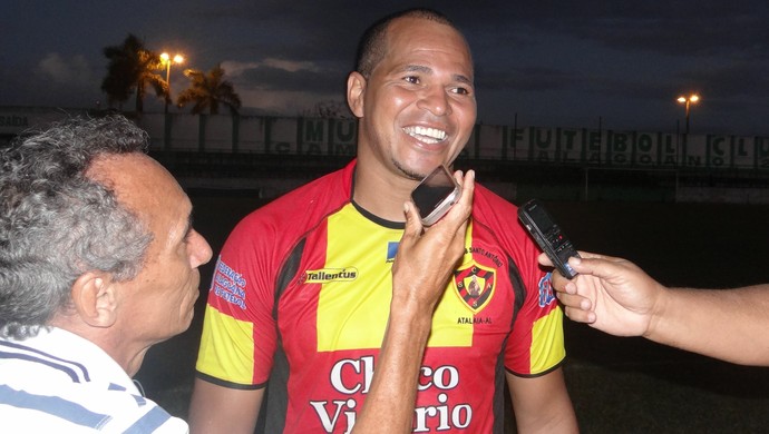 Aloísio Chulapa comemora vitória do Sport Atalaia na estreia da Segundona (Foto: Denison Roma / GloboEsporte.com)