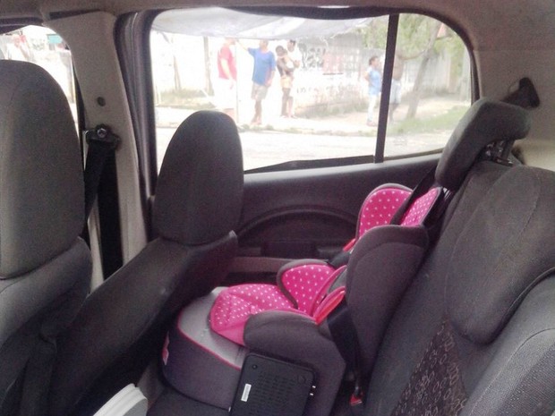 Carro possui acento próprio para bebês, mas não se sabe se criança estava nele (Foto: PM/Divulgação)