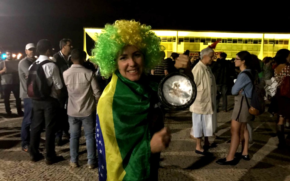 Manifestante participa de 'panelaço' contra Michel Temer na Esplanada dos Ministérios, em Brasília (Foto: Letícia Carvalho/G1)
