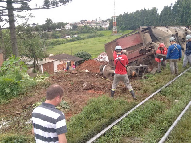 Vagão ficou caído ao lado da ferrovia neste domingo (1º). (Foto: Márcio Alves/Arquivo Pessoal)