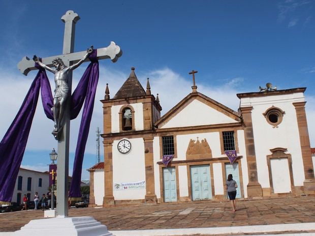 Milhares de fiéis participam da procissão de Bom Jesus dos Passos (Foto: Pedro Santiago/G1)