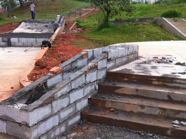 Skatistas da Cohab II acompanham obras na Praça Brasil que, segundo eles, tem projeto de pista há mais de dez anos (Foto: Reprodução/Dido)