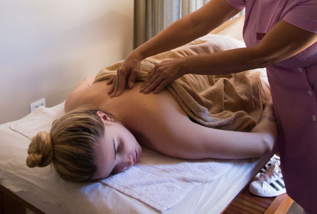 A massagem relaxante com esfoliação corporal foi dos tratamentos estéticos que Aline fez no Dia da Noiva (Foto: Em Cena Fotografia e Vídeo)