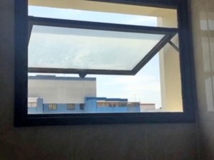 Visão da janela do banheiro em um apartamento igual ao daquele em que o garoto Gustavo morava (Foto: Reprodução/TV Globo)