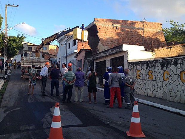 Demolição de casas em Paulista, no Grande Recife (Foto: Wanessa Andrade / TV Globo)
