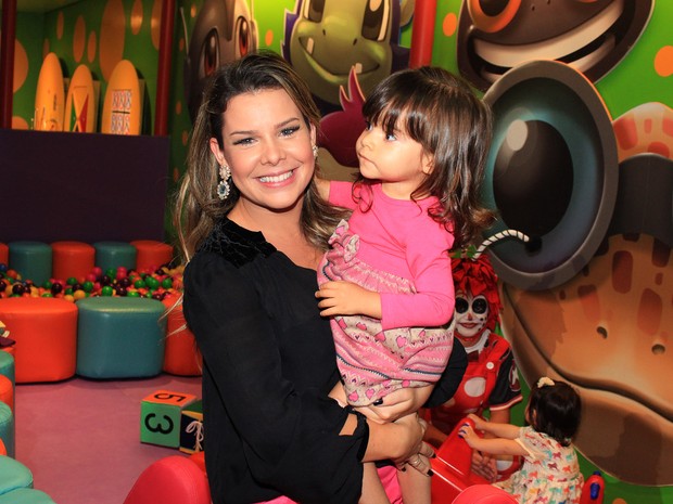 Fernanda Souza e sobrinha Isabelle (Foto: Celso Tavares/EGO)