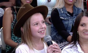 Jayne tem 9 anos e adora cantar música sertaneja