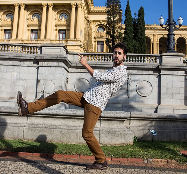 Gabriel Godoy posa em frente ao Museu do Ipiranga. O ator veste calça 7far All Mankind, bota Passarela e camisa Kingster (Foto: Flare Fotografia/Editora Globo)