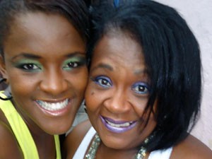 Angélica e sua mãe, Maria do Carmo, com cortes de cabelo diferentes de hoje em dia (Foto: Arquivo pessoal)