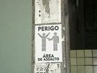 Cartazes afixados em postes avisam sobre 'área de assaltos' em Caruaru