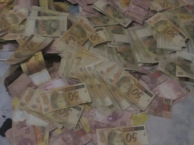 Celular de suspeito tinha fotos de uma pilha de dinheiro ao lado de um caixa eletrônico (Foto: Divulgação/Deicor)