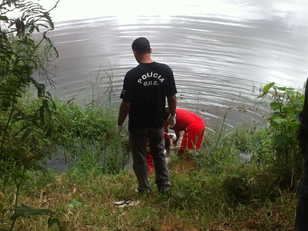 Ao remover o corpo do rio a polícia e os Bombeiros constataram que a vítima foi assassinada. (Foto: Diego Souza/G1)
