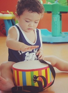 Fofura! Kauai, filho de Daniele Suzuki, toca tambor (Instagram / Reprodução)