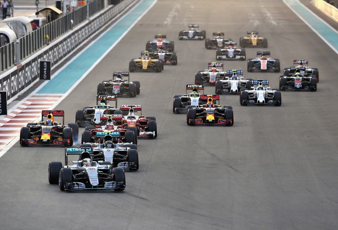 Lewis Hamilton e Nico Rosberg na largada do GP de Abu Dhabi (Foto: Getty Images)