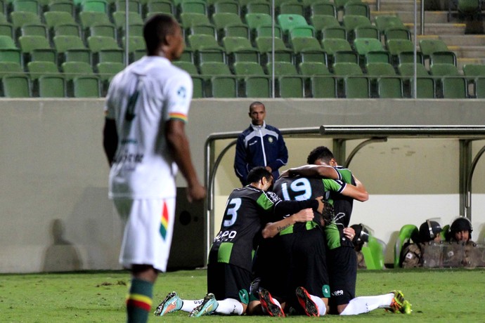 Jogadores do América-MG comemoram gol marcado por Marcelo Toscano contra o Sampaio (Foto: Daniel Teobaldo/Futura Press)