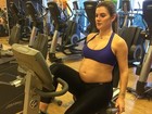 Mirella Santos pedala na academia com barrigão de grávida à mostra