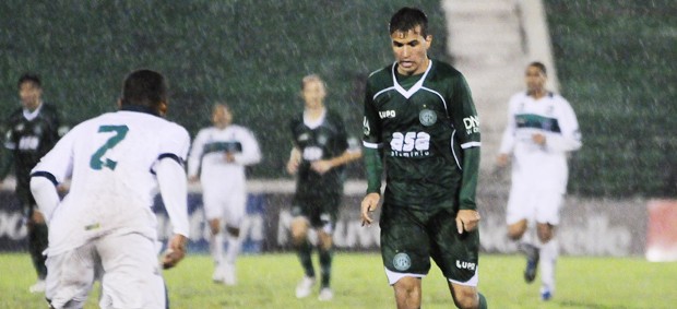 Danilo Sacramento busca jogada na derrota do Guarani para o Goiás (Foto: Rodrigo Villalba / Memory Press)