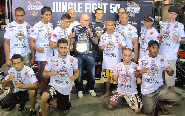 MMA - Jungle Fight - Wallid Ismail discursa para os lutadores (Foto: Ivan Raupp)