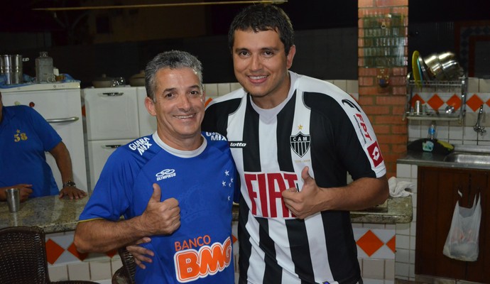 O cruzeirense Miro Azevedo e o atleticano Emílio Bernardon Neto em clima de 'fair play' (Foto: Tércio Neto)