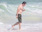 Mais magro, Murilo Benício anda de bicicleta e depois mergulha na praia 