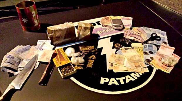 Drogas e dinheiro apreendidos com suspeitos de tráfico em Ceilândia (Foto: Polícia Militar/Divulgação)