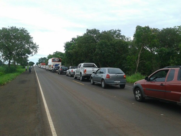 Fila de carros se formou com bloqueio de rodovia por sem-terra em MS (Foto: Osvaldo Nóbrega/TV Morena)