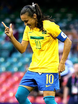 Marta comemora gol do Brasil contra Camarões (Foto: Reuters) Marta comemora gol do Brasil contra Camarões (Foto: Reuters)