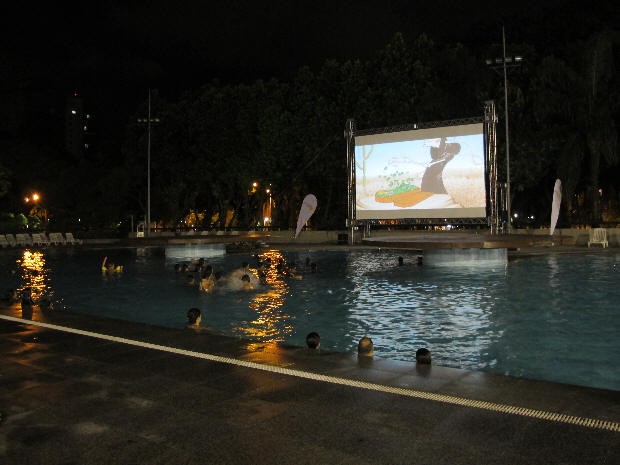 Crianças se reúnem na piscina para curtir filmes brasileiros (Foto: Anna Gabriela Ribeiro/G1)