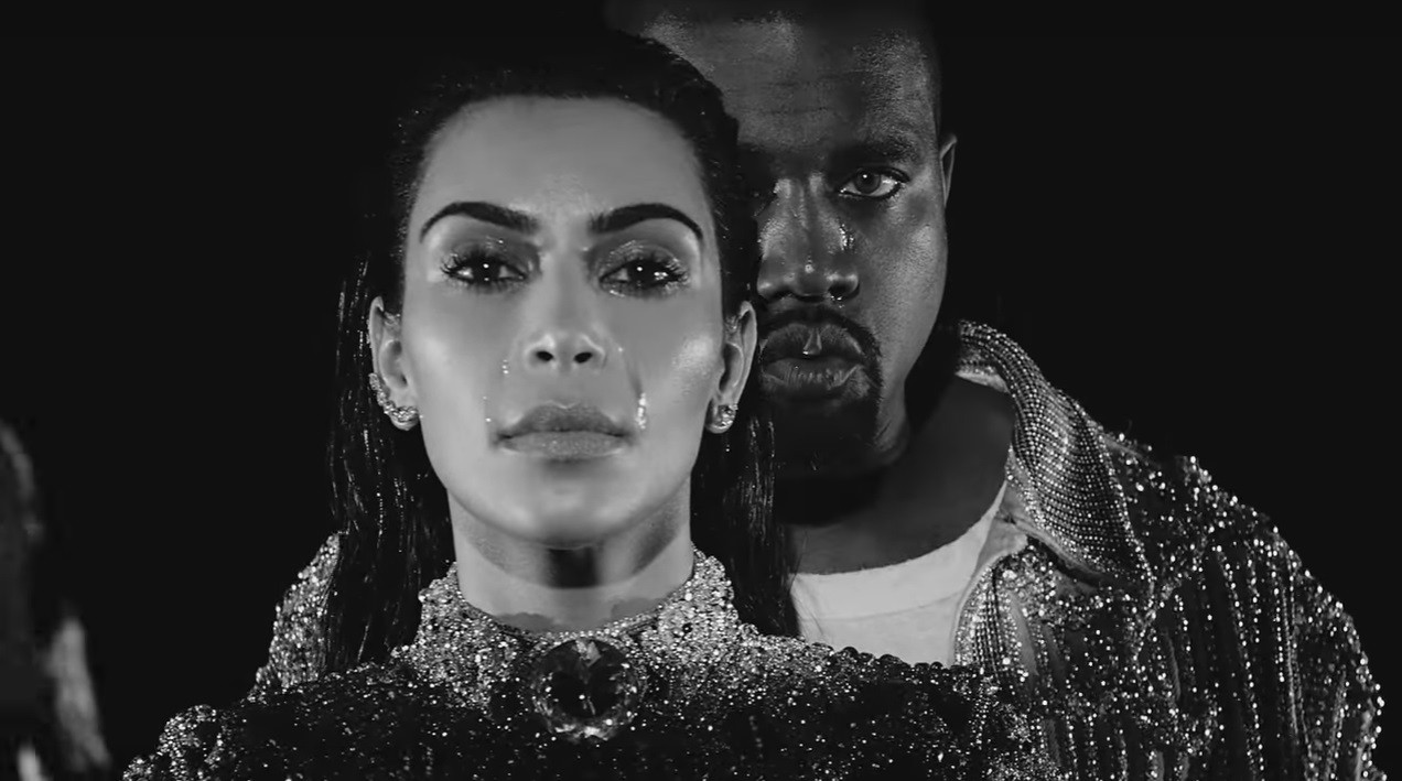 Kim Kardashian e Kanye West 'choram' no clipe de 'Wolves' (Foto: Reproduo) Kim Kardashian e Kanye West 'choram' no clipe de 'Wolves' (Foto: Reproduo)