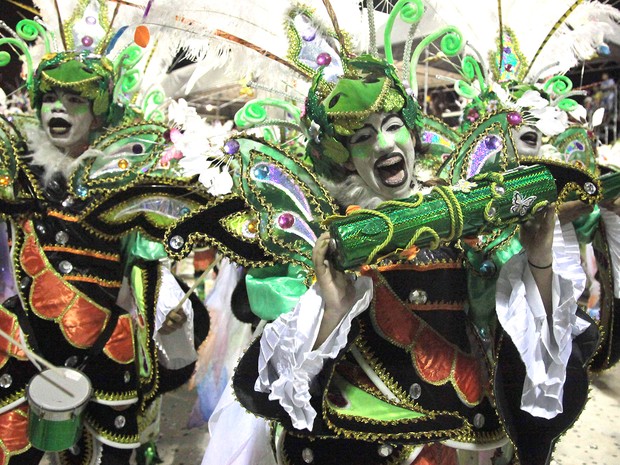 Os Apaixonados levaram a paixão para a Passarela do Samba (Foto: Flora Dolores / O Estado)