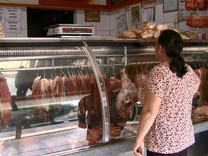 Consumidores estão pagando menos pela carne de porco (Foto: Rodrigo Sargaço/EPTV)