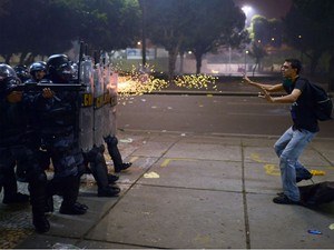 Rio de Janeiro - Manifestante enfrenta a polícia no centro do RJ (Foto: Christophe Simon/AFP)