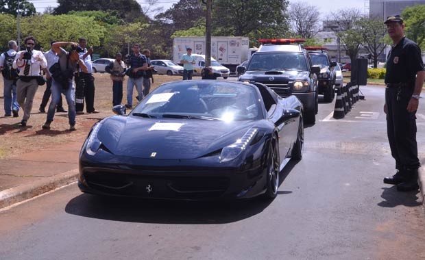 Carros de luxo apreendidos chegaram escoltados à Polícia Federal, em Brasília (Foto: Elza Fiúza/ABr)