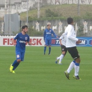 À espera de regularização, Lodeiro faz dois gols em jogo-treino de reservas