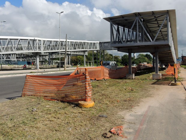 O Terminal Integrado de Abreu e Lima e a passarela de pedestres que vai ligá-lo à BR-101 fazem parte do Corredor Norte/Sul. Os equipamentos só devem ser concluídos em julho, mais de um ano após a Copa (Foto: Marina Barbosa/G1)