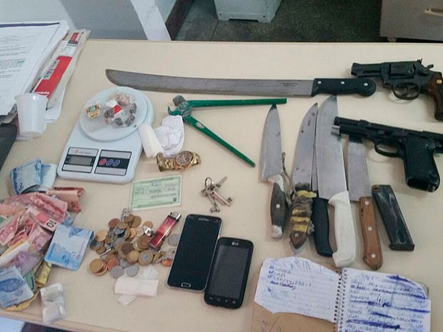 Armas, drogas e dinheiro foram encontrados com os 10 homens que foram presos no Pelourinho, em Salvador. (Foto: Divulgação/ Polícia Militar)